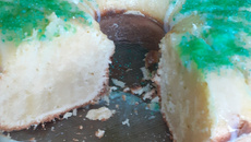 Bolo simples com raspas de limão