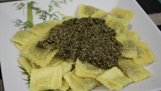 Ravióli de frango ao pesto