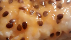 Cocada mole com calda de maracujá