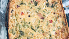 Omelete de queijo e alho-poró