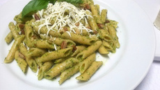 Penne integral ao molho pesto e ricota