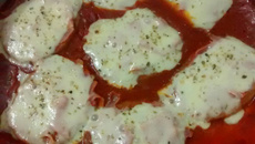 Hambúrguer à parmegiana no micro-ondas