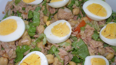 Salada de grão-de-bico com atum