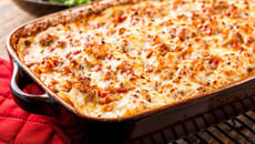 Lasanha com molho branco e bolonhesa