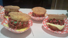 Cupcake com formato de hambúrguer