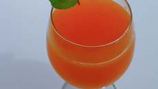 Suco de cenoura com limão hortelã