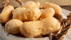 Biscoito de polvilho assado sequinho e crocante com queijo parmesão