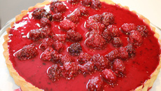 Torta de ricota com calda de amora