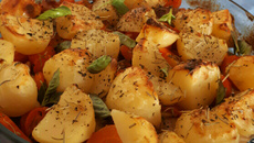 Coxas de asas com batatas e cenouras