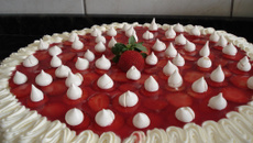 Bolo de chocolate branco e morangos