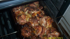 Coxas e sobrecoxas recheadas e enroladas no bacon