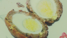 Ovo à milanesa envolvido em linguiça