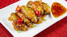 ASINHA DE FRANGO FRITA COM MOLHO PICANTE COREANO