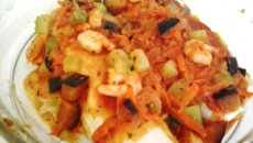 Panqueca de camarão e legumes ao molho de tomate