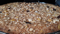 Bolo de granola com morangos e coco