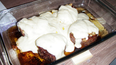 Medalhão de filé mignon ao molho de requeijão e batata palha