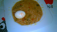 Sopa de feijão com ovos