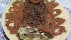 Rocambole de chocolate com coco