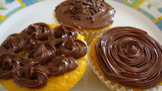 Bolinhos de cenoura com cobertura de ganache de chocolate