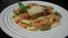 Macarrão colorido com molho