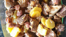 Costela cozida na cebola