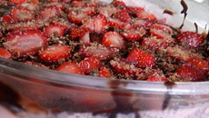 Mousse Simples de Morango com Chocolate