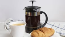 Café na prensa francesa descomplicado com a moagem certa do grão