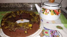 Bolo de banana com calda