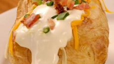 Batata recheada com queijo e bacon