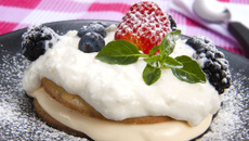 Torre de fondue com frutas vermelhas