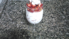 Morango com chantilly e suspiro