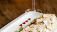 Frango com molho de cream cheese e shiitake