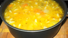 Sopa de legumes com carne e macarrão