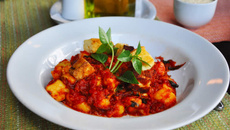 Nhoque de mandioca com ragu de carne seca e queijo coalho