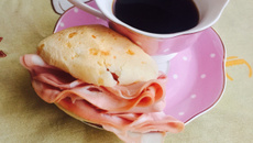 Pão de queijo com mortadela