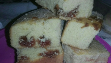 Bolo de fubá com milho e goiabada