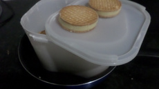 Bolacha trufada coberta com chocolate