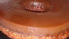 Bolo de cenoura (tipo pudim) com cobertura de chocolate e banana