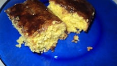 Bolo de cenoura com calda de chocolate