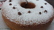 Bolo de baunilha com gotas de chocolate
