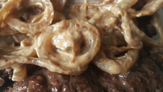 Bife acebolado com shoyu e maionese