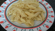 Macarrão ao queijo e ovos