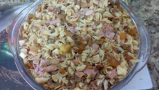 Macarrão cm carne moída, bacon, presunto e queijo