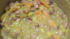Sopa de ervilha simples com legumes