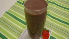 Vitamina de açaí, morango e whey protein com Ades