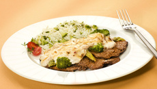 Alcatra gratinada com brócolis e mussarela