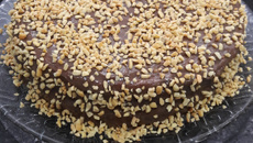 Bolo de chocolate com amendoim e caramelo