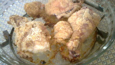 Coxas de frango empanadas e assadas