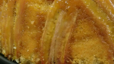 Bolo simples com banana caramelizada