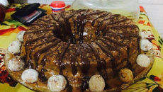 Bolo de banana com recheio de doce de leite, cobertura de chocolate meio amargo e brigadeiros de banana